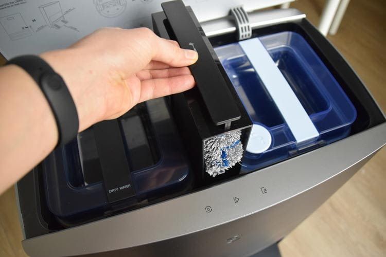 Zwischen den beiden Tanks der Station befindet sich eine Schublade mit Ersatzmopps Zwischen den beiden Tanks der Station befindet sich eine Schublade mit Ersatzmopps