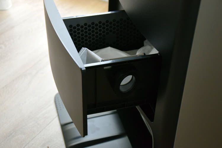 Eine große Schublade an der Vorderseite der Station bietet dem Staubbeutel Platz Eine große Schublade an der Vorderseite der Station bietet dem Staubbeutel Platz