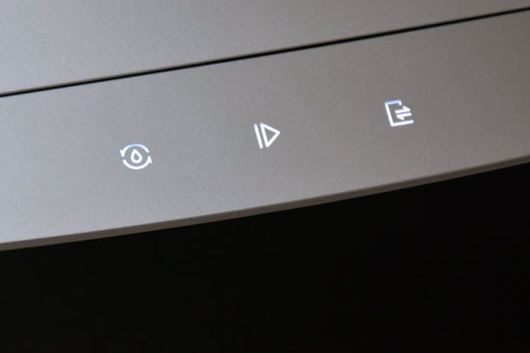 Hier sind alle wichtigen Symbole zu sehen, die sich an der Oberkannte der Dockingstation befinden Hier sind alle wichtigen Symbole zu sehen, die sich an der Oberkannte der Dockingstation befinden