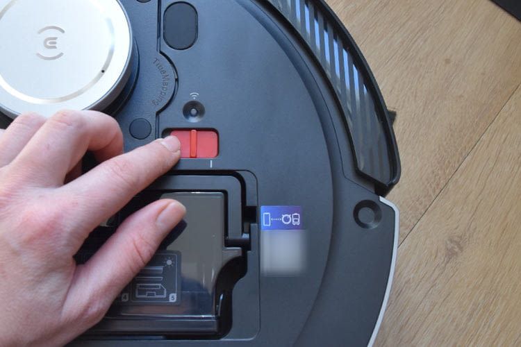 Der ON-Schalter ist erst zu sehen, wenn man die Abdeckung des Gehäuses entfernt Der ON-Schalter ist erst zu sehen, wenn man die Abdeckung des Gehäuses entfernt