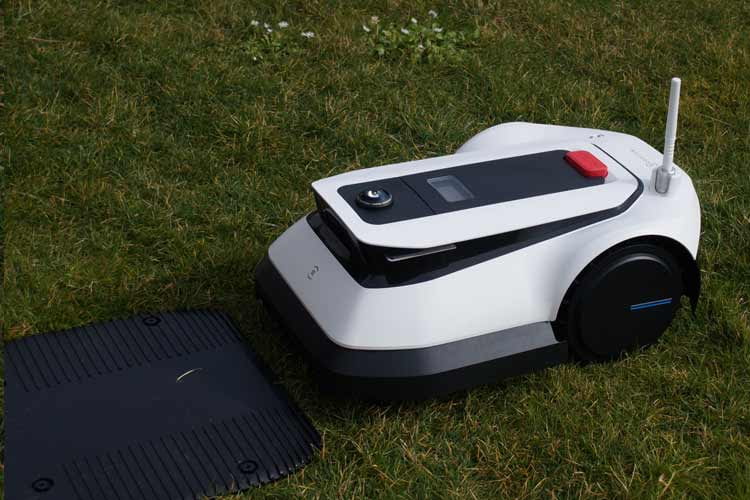 Nach getaner Arbeit kehrt der kabellose Mähroboter automatisch in seine Base zurück Nach getaner Arbeit kehrt der kabellose Mähroboter automatisch in seine Base zurück
