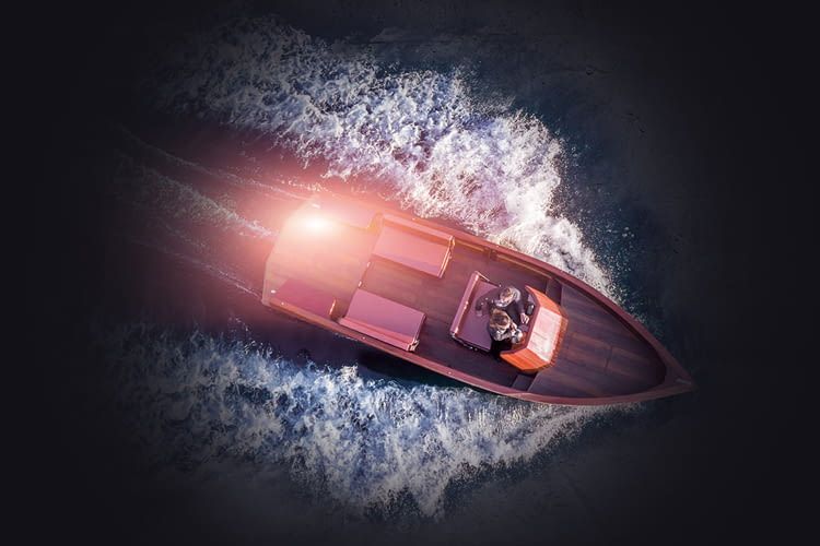 Das Riva E-Commuter Boot ist das erste elektrisch betriebene Holzboot Das Riva E-Commuter Boot ist das erste elektrisch betriebene Holzboot