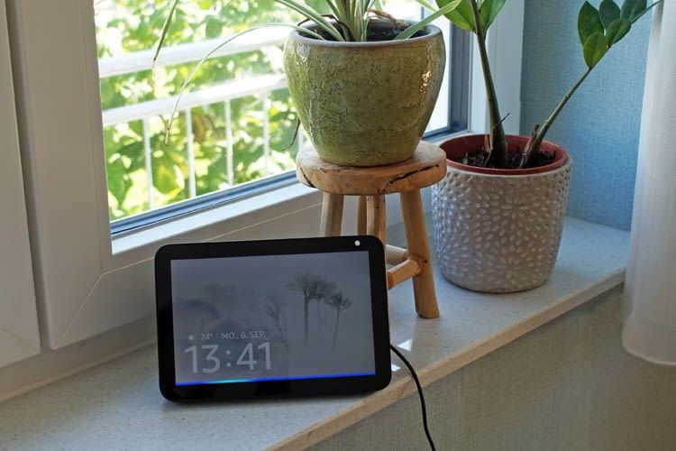 Echo Show lässt sich sowohl über Alexa als auch über sein Touchdisplay bedienen Echo Show lässt sich sowohl über Alexa als auch über sein Touchdisplay bedienen