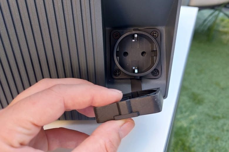 So (oder ähnlich) sehen die Notstromsteckdosen am Speichergehäuse aus So (oder ähnlich) sehen die Notstromsteckdosen am Speichergehäuse aus