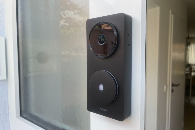 Dank eines starken Klebestreifen auf der Rückseite kann der G410 Hub überall problemlos angebracht werden Dank eines starken Klebestreifen auf der Rückseite kann der G410 Hub überall problemlos angebracht werden