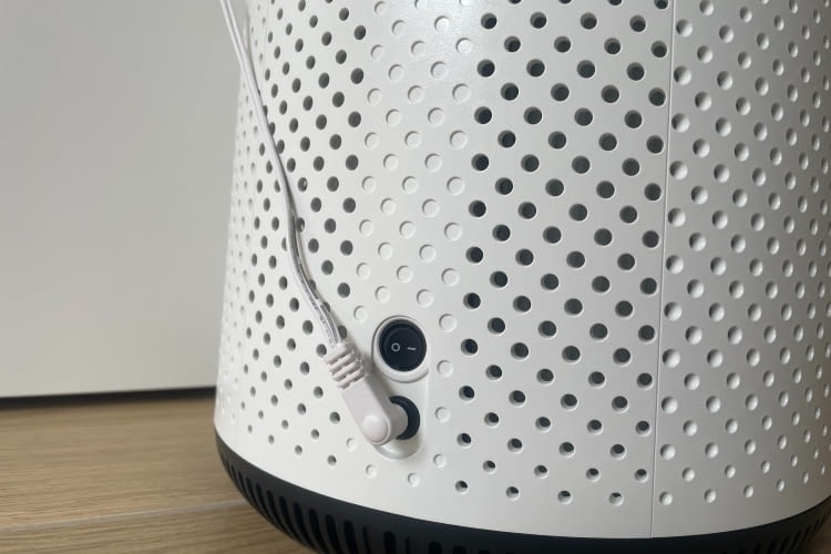 An- und Ausgeschaltet wird der Serie 800 Luftreiniger per Knopfdruck. Eine App gibt es nicht An- und Ausgeschaltet wird der Serie 800 Luftreiniger per Knopfdruck. Eine App gibt es nicht