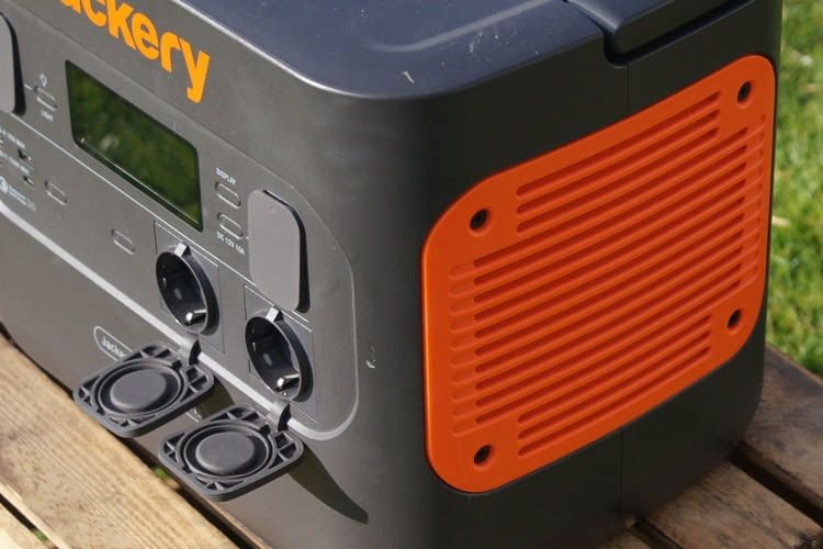Bei Jackery Explorer 2000 Pro sitzen die Lüfteröffnungen hinter einen orangenen Blende Bei Jackery Explorer 2000 Pro sitzen die Lüfteröffnungen hinter einen orangenen Blende