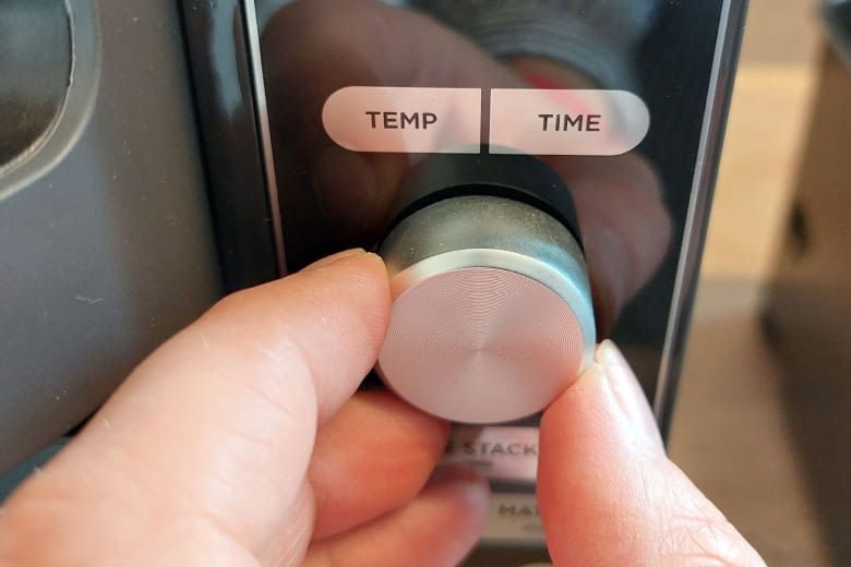 Statt über Knöpfe wird die Temperatur und Zeit-Einstellung durch Drehen verändert Statt über Knöpfe wird die Temperatur und Zeit-Einstellung durch Drehen verändert