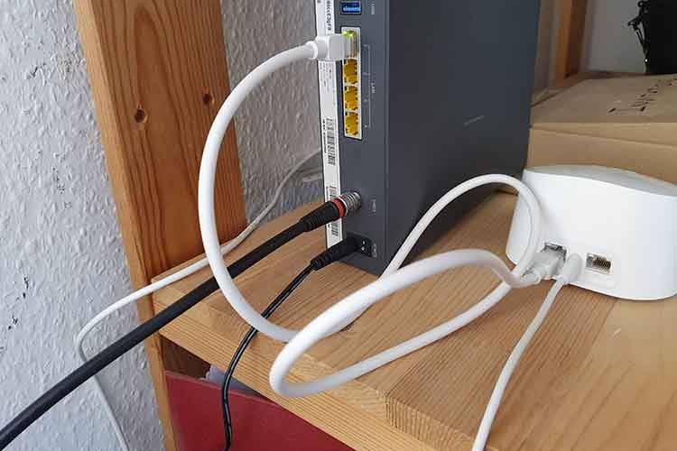 Nur am Amazon eero 6 WLAN-Mesh-Router sind zwei Ethernet-Schnittstellen integriert, wovon eine für den Internet-Router reserviert ist Nur am Amazon eero 6 WLAN-Mesh-Router sind zwei Ethernet-Schnittstellen integriert, wovon eine für den Internet-Router reserviert ist