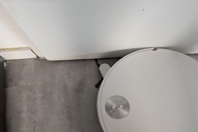 Die Ausfahrbare Seitenbürste des MOVA S70 Roller kommt in jede Ecke. Die Ausfahrbare Seitenbürste des MOVA S70 Roller kommt in jede Ecke.