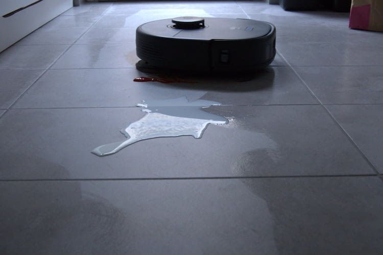 Während unseres Probelaufs reinigte der eufy Clean X9 Pro flüssige Verschmutzungen problemlos. Während unseres Probelaufs reinigte der eufy Clean X9 Pro flüssige Verschmutzungen problemlos.