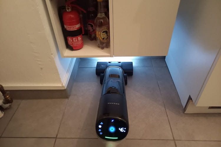 Der Dreame H14 Pro ist besonders handlich und passt auch unter niedrige Möbel Der Dreame H14 Pro ist besonders handlich und passt auch unter niedrige Möbel