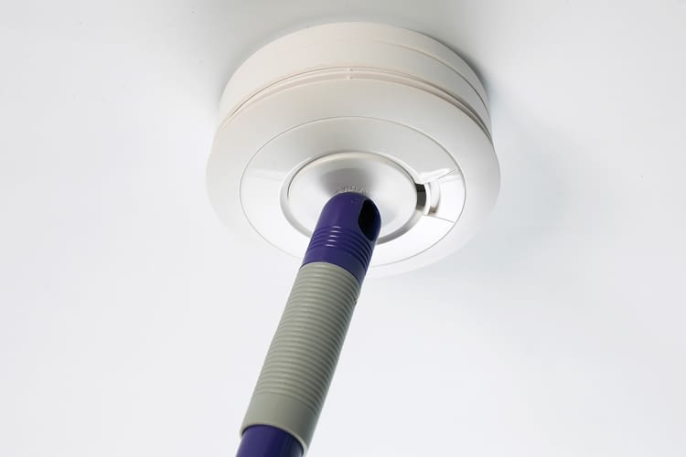 Ei650-Serie: Mit dem Easy-Press-Button lassen sich die Rauchmelder leicht überprüfen und stummschalten Ei650-Serie: Mit dem Easy-Press-Button lassen sich die Rauchmelder leicht überprüfen und stummschalten