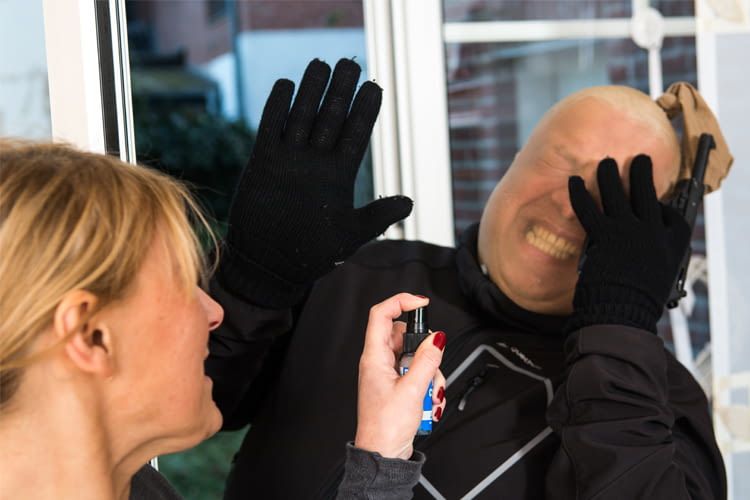 Wer einen Einbrecher überwältigt, darf ihn festhalten, bis die Polizei eintrifft Wer einen Einbrecher überwältigt, darf ihn festhalten, bis die Polizei eintrifft