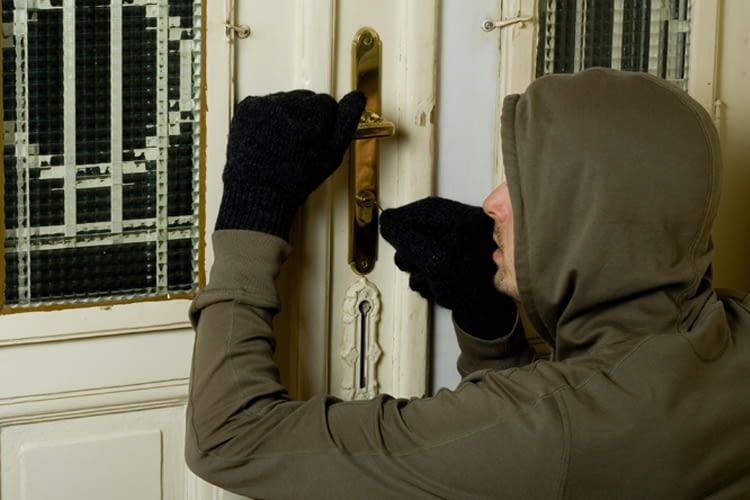 Einbrecher lassen sich oft durch Geräusche oder Licht von ihrem Tun abhalten Einbrecher lassen sich oft durch Geräusche oder Licht von ihrem Tun abhalten