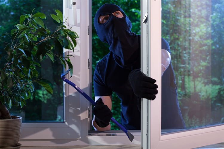 Gerne nutzen Einbrecher die Gunst der Stunde und dringen in leerstehende Häuser ein. Fenster und Türen sind dabei gerne genutzte Schwachstellen Gerne nutzen Einbrecher die Gunst der Stunde und dringen in leerstehende Häuser ein. Fenster und Türen sind dabei gerne genutzte Schwachstellen