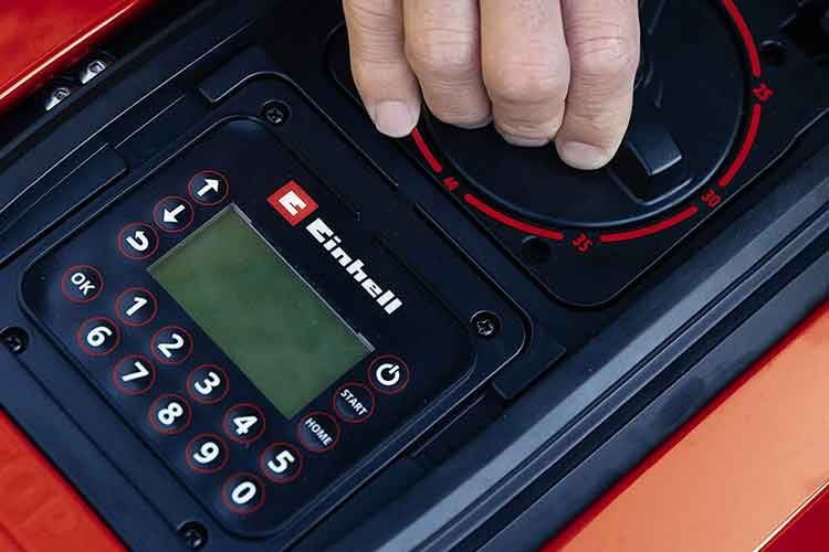 Das LCD im Mähroboter-Namen des Einhell FREELEXO+ 900 LCD BT steht für das integrierte Bedien-Display Das LCD im Mähroboter-Namen des Einhell FREELEXO+ 900 LCD BT steht für das integrierte Bedien-Display