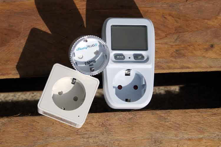 Im Handel sind unterschiedliche Stecker zur Strommessung bei Balkonkraftwerken erhältlich Im Handel sind unterschiedliche Stecker zur Strommessung bei Balkonkraftwerken erhältlich