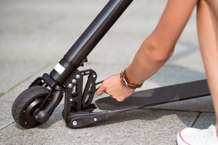 Wer seinen E-Scooter sicherheitshalber überall mit hinnehmen will, sollte darauf achten, dass er klappbar ist Wer seinen E-Scooter sicherheitshalber überall mit hinnehmen will, sollte darauf achten, dass er klappbar ist