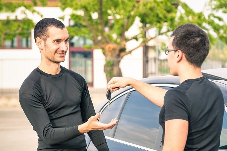 Bei einem Händler wird umfassend über gebrauchte Elektroautos beraten Bei einem Händler wird umfassend über gebrauchte Elektroautos beraten