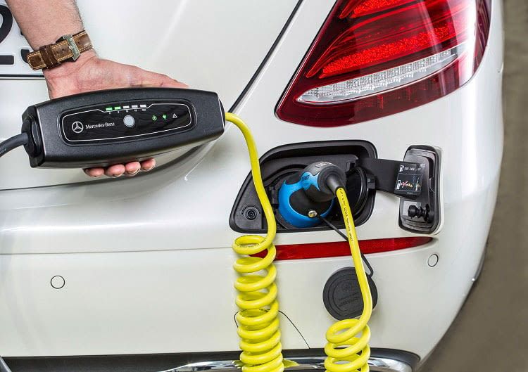 Wer seinen Mercedes E 350e an der Steckdose zu Hause laden möchte kann das entspannt in 3 Stunden erledigen Wer seinen Mercedes E 350e an der Steckdose zu Hause laden möchte kann das entspannt in 3 Stunden erledigen