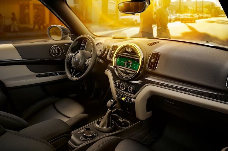 Der Cooper S E Countryman All4 von MINI bietet verschiedene Ausstattungspakete für das Interieur Der Cooper S E Countryman All4 von MINI bietet verschiedene Ausstattungspakete für das Interieur
