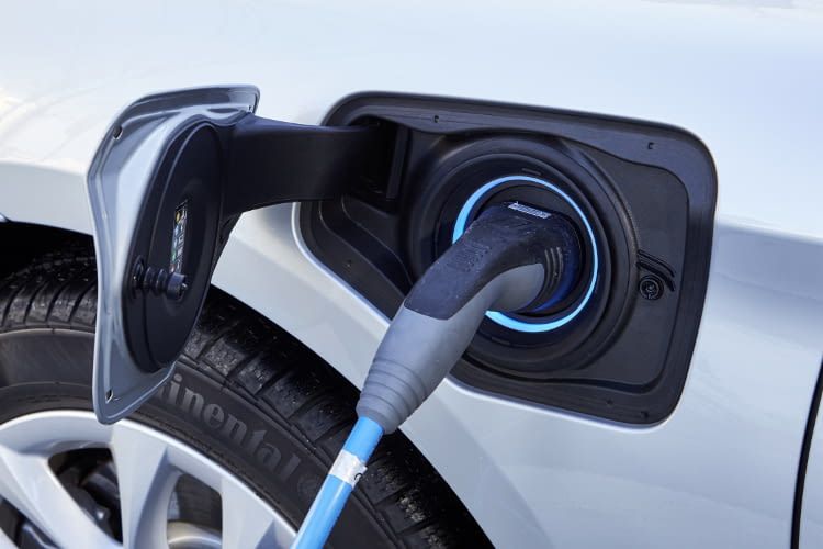 Das Elektroauto BMW 225xe Active Tourer wird daheim bestenfalls über die BMW i Wallbox aufgeladen Das Elektroauto BMW 225xe Active Tourer wird daheim bestenfalls über die BMW i Wallbox aufgeladen