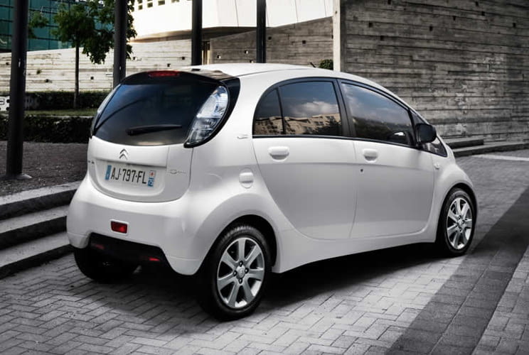 Der Citroen C-Zero ist ein Zwilling zum Peugeot iOn - beide mit reinem Elektroantrieb. Der Citroen C-Zero ist ein Zwilling zum Peugeot iOn - beide mit reinem Elektroantrieb.