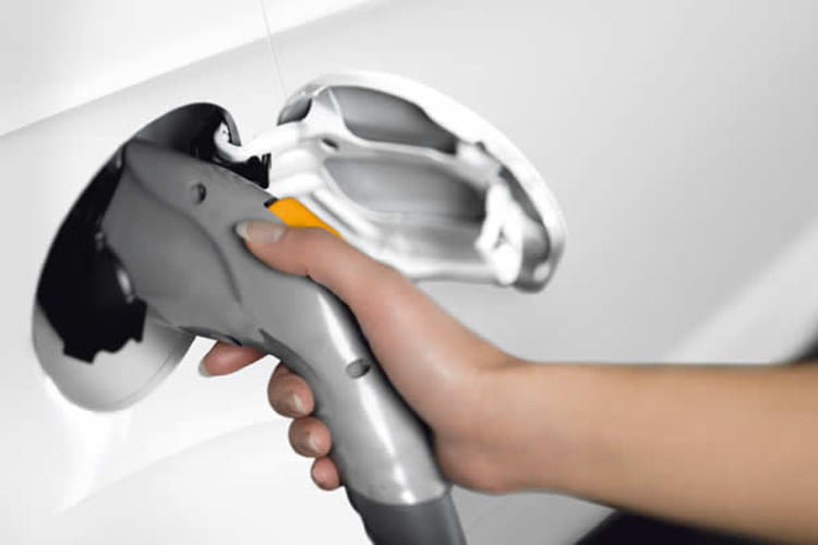 Der Citroen C-Zero besitzt einen Typ-1 Ladestecker, geerbt von dem Mitsubishi Electric Vehicle. Der Citroen C-Zero besitzt einen Typ-1 Ladestecker, geerbt von dem Mitsubishi Electric Vehicle.