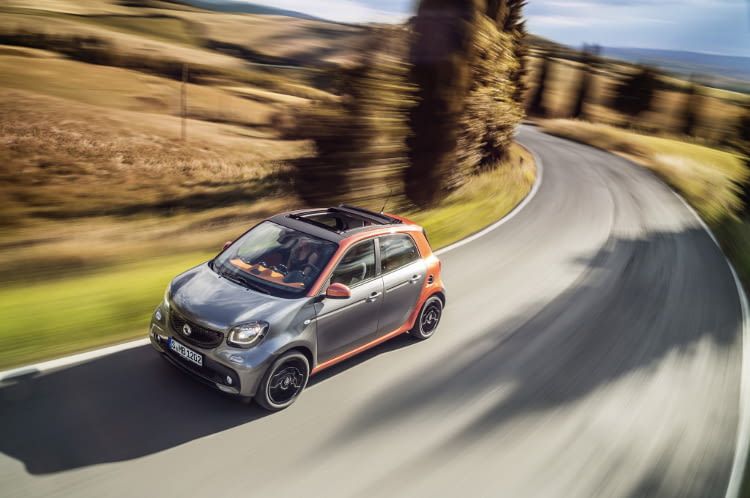 Der smart forfour EQ unterwegs mit der Sonderausstattung Faltdach - Sonne im Tank. Der smart forfour EQ unterwegs mit der Sonderausstattung Faltdach - Sonne im Tank.