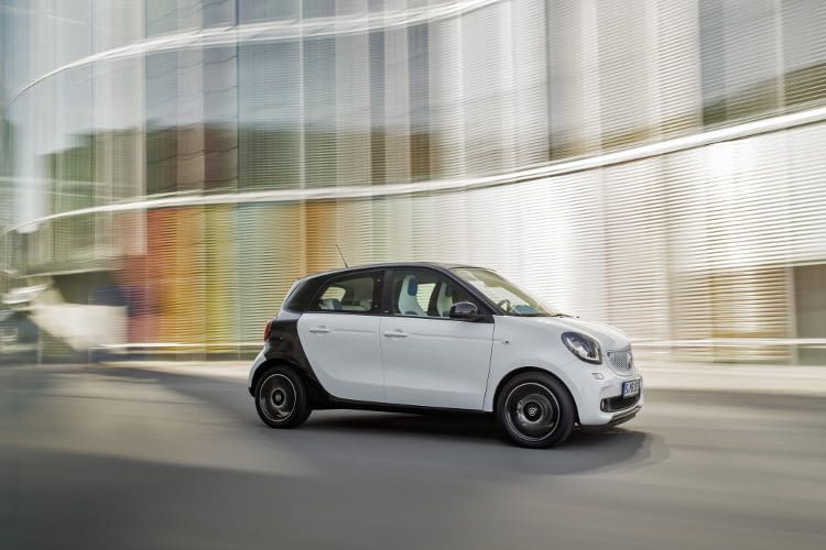 Der smart forfour EQ ist ein viertüriges Stadtauto mit dreineinhalb Meter Länge. Der smart forfour EQ ist ein viertüriges Stadtauto mit dreineinhalb Meter Länge.