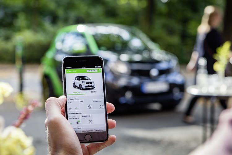 Die smart control App bietet zahlreiche „Connected Car“-Funktionen für den smart fortwo ED Die smart control App bietet zahlreiche „Connected Car“-Funktionen für den smart fortwo ED
