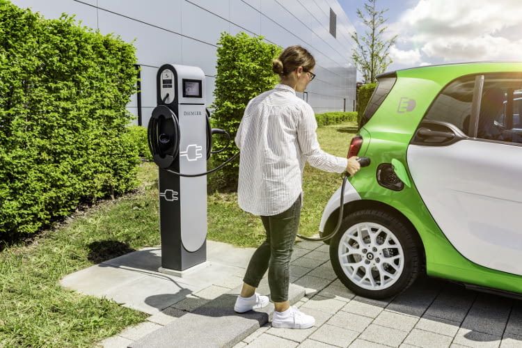 Eine flotte Aufladung des smart fortwo ED ist an zahlreichen öffentlichen Ladesäulen möglich Eine flotte Aufladung des smart fortwo ED ist an zahlreichen öffentlichen Ladesäulen möglich