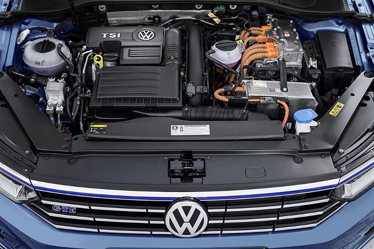 Dank der Plug-in-Hybrid Technologie im VW Passat GTE bietet das Elektroauto beeindruckende Fahrleistungen Dank der Plug-in-Hybrid Technologie im VW Passat GTE bietet das Elektroauto beeindruckende Fahrleistungen