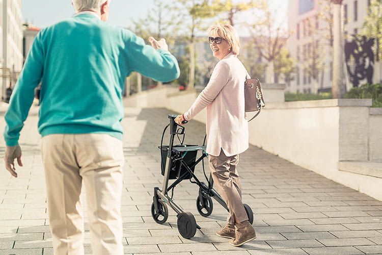 Nutzer des E-Rollators ello dürfen sich über eine erhöhte Mobilität und mehr Selbstsicherheit freuen Nutzer des E-Rollators ello dürfen sich über eine erhöhte Mobilität und mehr Selbstsicherheit freuen