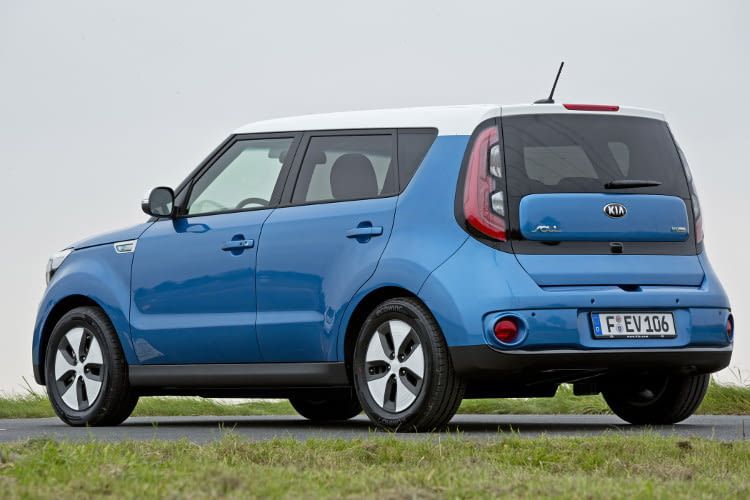 Der Kia Soul EV fällt mit seiner kubischen Form auf bietet dadurch aber sehr viel Platz für die Insassen. Der Kia Soul EV fällt mit seiner kubischen Form auf bietet dadurch aber sehr viel Platz für die Insassen.