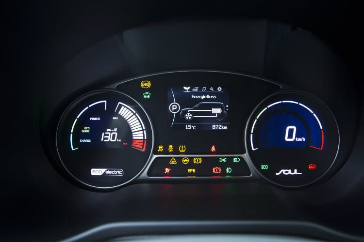 Alle Informationen auf einen Blick - im Elektroauto Kia Soul EV. Alle Informationen auf einen Blick - im Elektroauto Kia Soul EV.