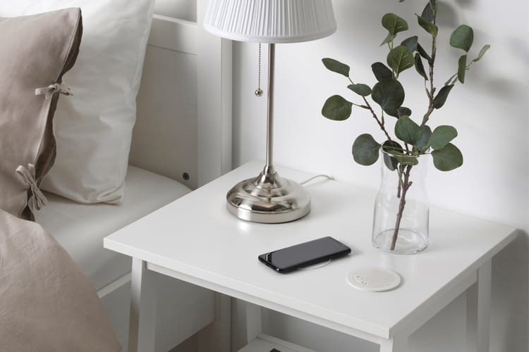 Dieser IKEA ENEBY Lautsprecher verfügt über ein eingebautes Mikrofon zur Beantwortung von Telefonanrufen Dieser IKEA ENEBY Lautsprecher verfügt über ein eingebautes Mikrofon zur Beantwortung von Telefonanrufen