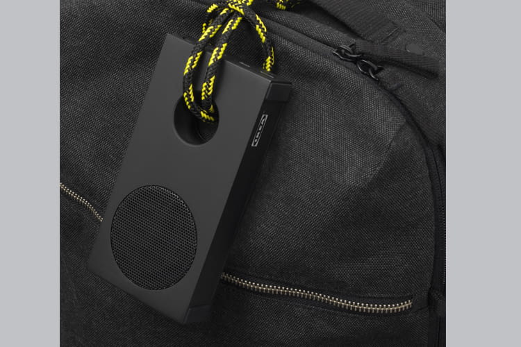 Der neue, schwarze ENEBY Lautsprecher lässt sich einfach überallhin mitnehmen Der neue, schwarze ENEBY Lautsprecher lässt sich einfach überallhin mitnehmen