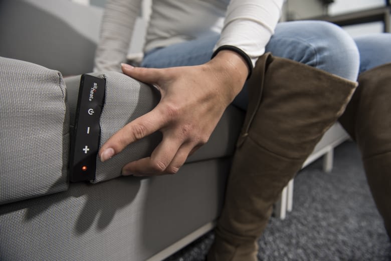 Die Wärmezufuhr wird über eine kleine Steuereinheit am Kissen reguliert Die Wärmezufuhr wird über eine kleine Steuereinheit am Kissen reguliert