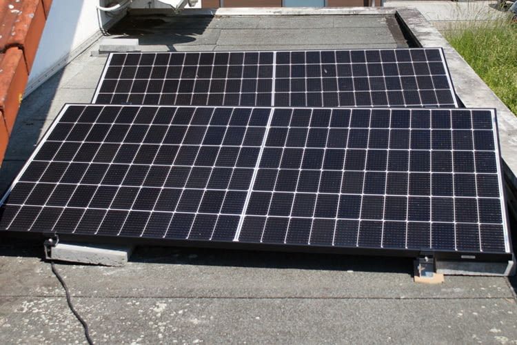 In unserem Test passten die beiden Solarmodule gerade noch so aufs Garagendach In unserem Test passten die beiden Solarmodule gerade noch so aufs Garagendach