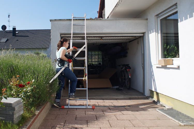 Kabel und Co. sind sehr einfach über eine Leiter transportierbar, beim Solarmodul sind meist 2 Personen erforderlich Kabel und Co. sind sehr einfach über eine Leiter transportierbar, beim Solarmodul sind meist 2 Personen erforderlich