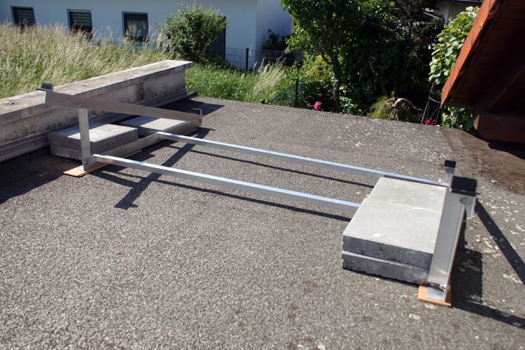 Wir haben uns für 10 Kilogramm schwere Gehwegplatten als Ballast entschieden Wir haben uns für 10 Kilogramm schwere Gehwegplatten als Ballast entschieden