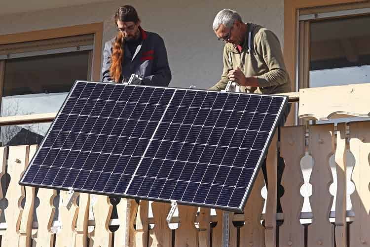 Mini-Solaranlagen mit Schuko-Stecker lassen sich ohne die Hilfe eines Profis montieren Mini-Solaranlagen mit Schuko-Stecker lassen sich ohne die Hilfe eines Profis montieren