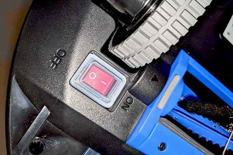 Auf der Unterseite des Saugroboters Anker eufy RoboVac G20 Hybrid befindet sich ein Ein-/Ausschalter Auf der Unterseite des Saugroboters Anker eufy RoboVac G20 Hybrid befindet sich ein Ein-/Ausschalter