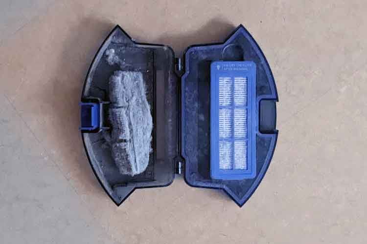 Die große Saugleistung von eufy RoboVac G20 Hybrid macht sich bezahlt. Der Filter (re.) sorgt dafür, dass der Staub im Behälter bleibt Die große Saugleistung von eufy RoboVac G20 Hybrid macht sich bezahlt. Der Filter (re.) sorgt dafür, dass der Staub im Behälter bleibt