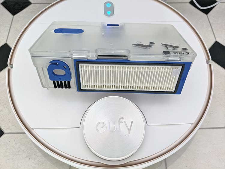 So sieht der Staub- und Wasserbehälter von eufy L70 geschlossen aus. Links ist noch eine kleine Filterbürste integriert So sieht der Staub- und Wasserbehälter von eufy L70 geschlossen aus. Links ist noch eine kleine Filterbürste integriert