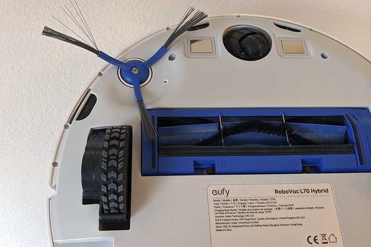 So sieht eufy RoboVac L70 Hybrid von unten aus: Kanten von 1,8 mm Höhe überwand der Roboter auch mit Mob-Anbauteil im Test So sieht eufy RoboVac L70 Hybrid von unten aus: Kanten von 1,8 mm Höhe überwand der Roboter auch mit Mob-Anbauteil im Test