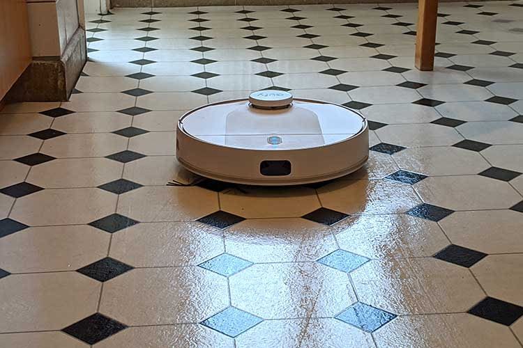 Der Saug-Wischroboter eufy L70 nach dem Moppen auf niedrigster Stufe Der Saug-Wischroboter eufy L70 nach dem Moppen auf niedrigster Stufe