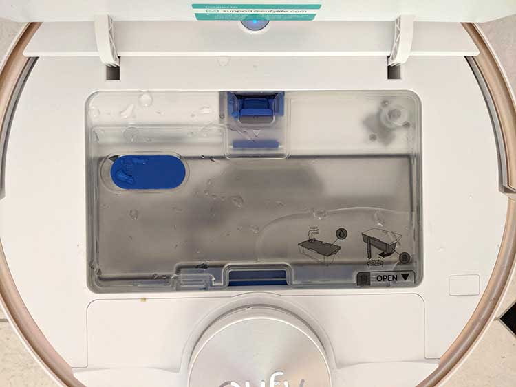 Zur Wasserbefüllung von eufy L70 wird der Roboter einfach geöffnet und dann Wasser in die Oberseite des Behälters eingefüllt Zur Wasserbefüllung von eufy L70 wird der Roboter einfach geöffnet und dann Wasser in die Oberseite des Behälters eingefüllt